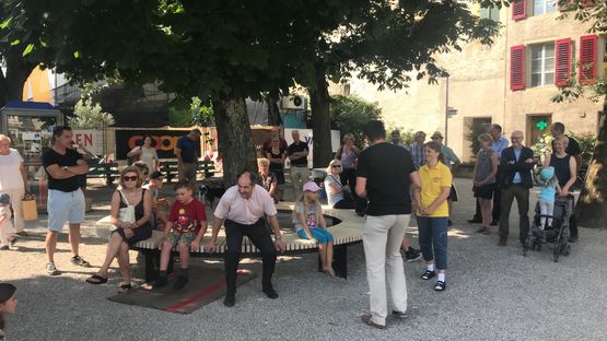 Einweihung Bücherbox und Sitzbank