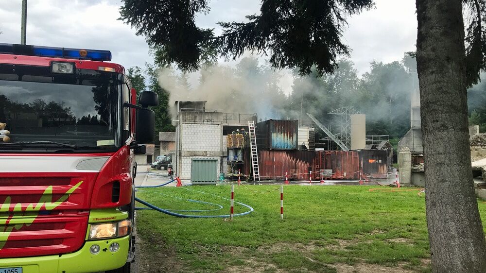 Feuerwehr Murten übt mit Echtfeuer - murten.unsereregion.ch