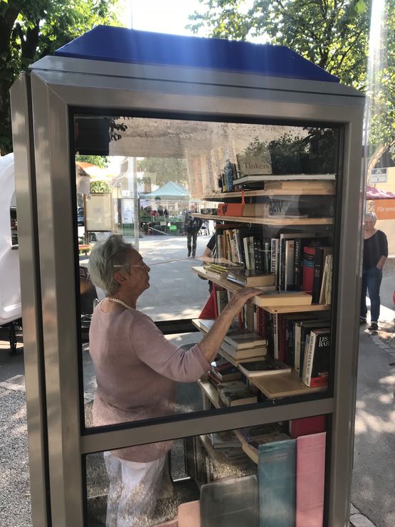 Einweihung Bücherbox und Sitzbank