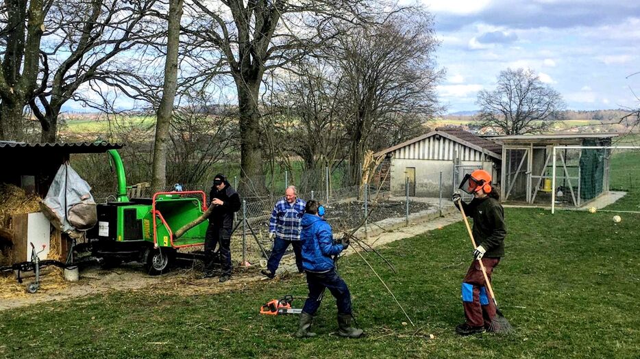 Vereinsmitglieder machen den Garten der Sunneblueme startklar! - murten