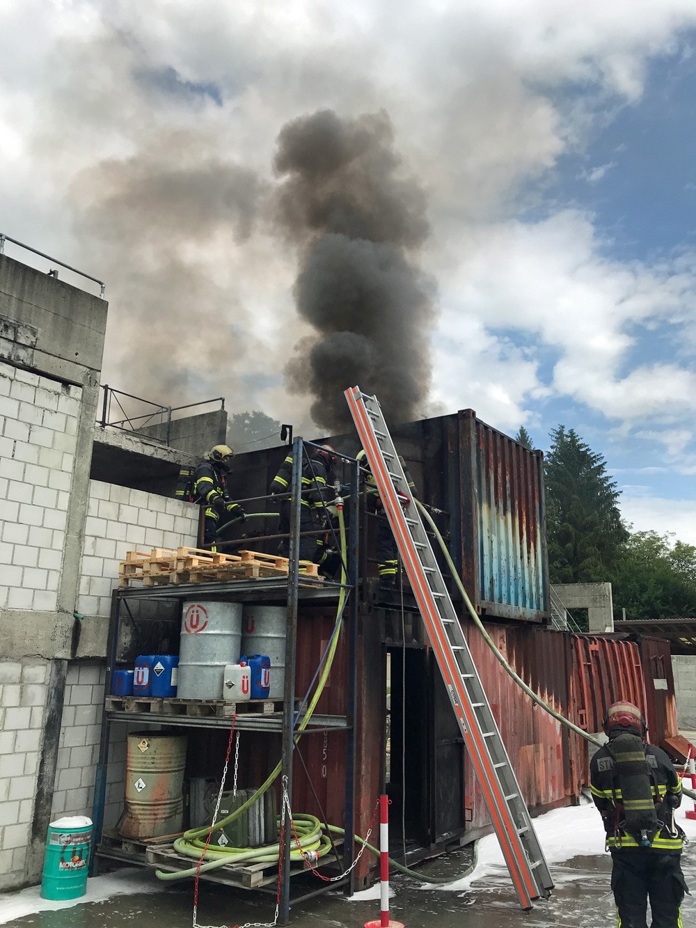 Feuerwehr Murten übt mit Echtfeuer - murten.unsereregion.ch